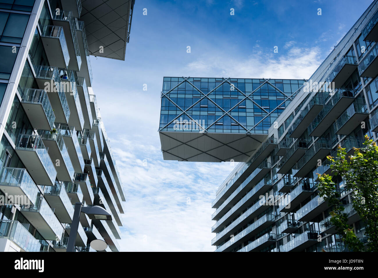 Vista di architettura moderna in condizioni di luce diurna con cielo blu, basso angolo di visione, Ontario, Canada Foto Stock