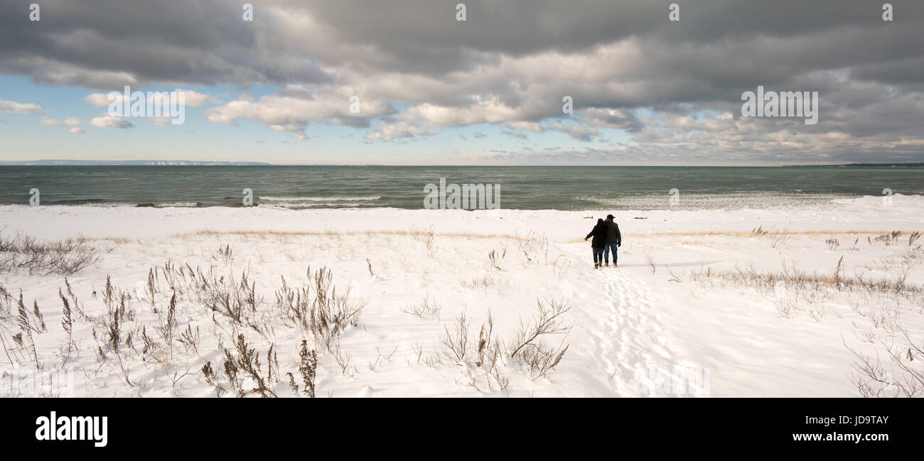 Due persone che camminano su strade coperte di neve beach vista posteriore Ontario Canada ontario canada freddo inverno 2017 snow Foto Stock