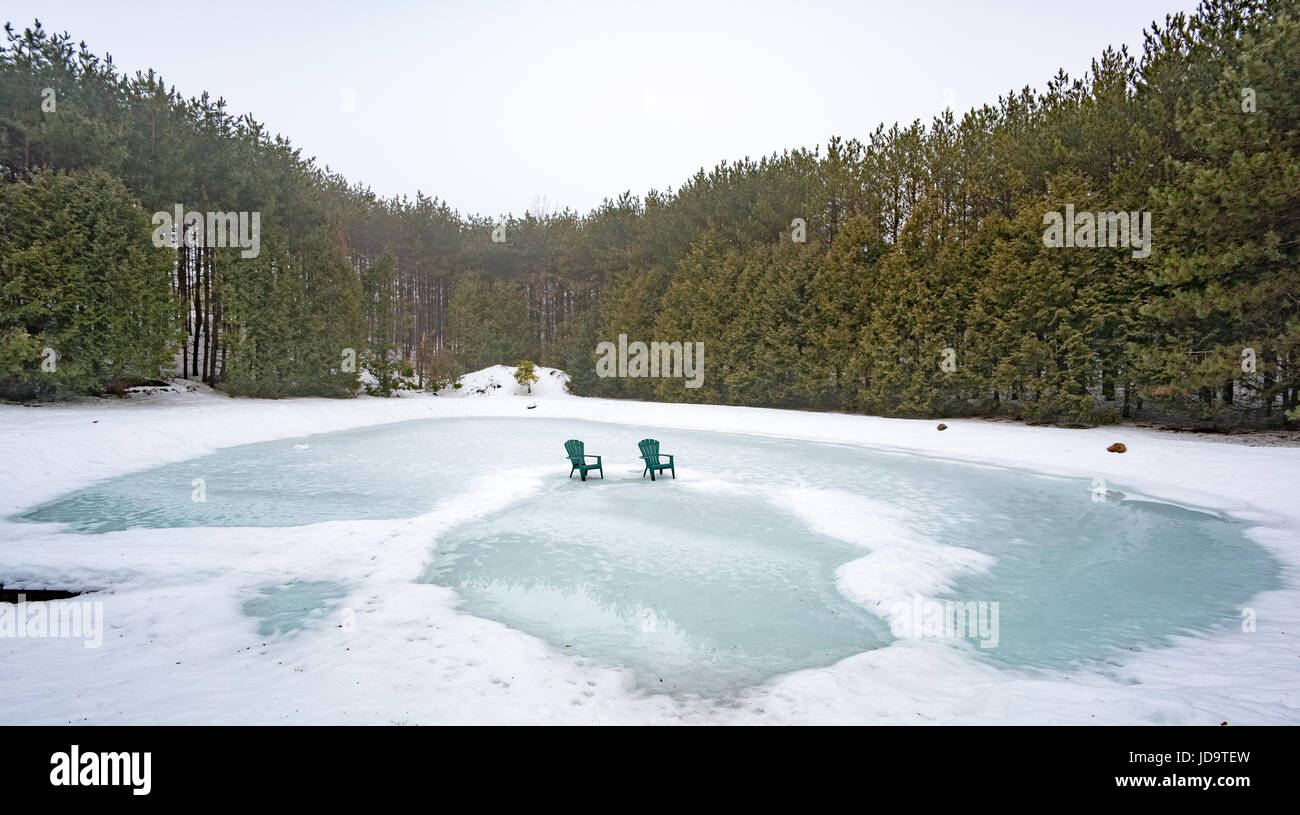 In esterni al giorno, due sedie su ghiaccio in inverno, Ontario, Canada ontario canada freddo inverno 2017 snow Foto Stock