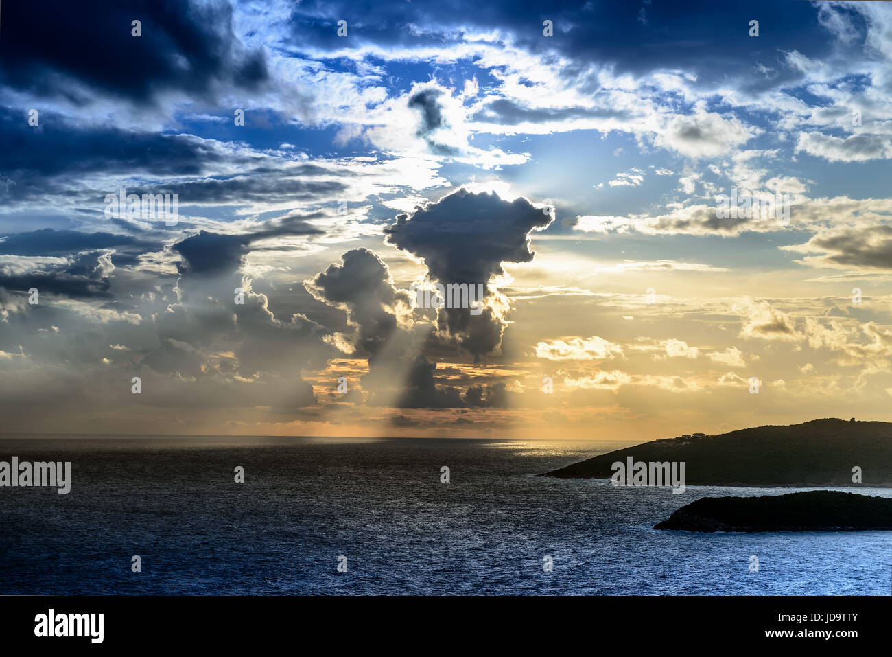 Dark nuvole temporalesche oltre il mare Adriatico al tramonto del tempo prima che la pioggia Foto Stock