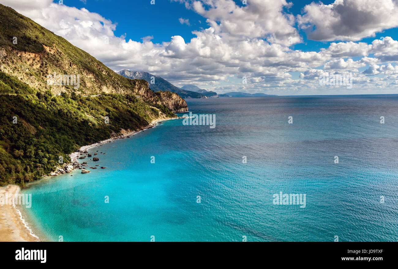 Paesaggio panoramico in Montenegro. Fantastica vista del cielo nuvoloso. Balcani, mare adriatico, Europa Foto Stock