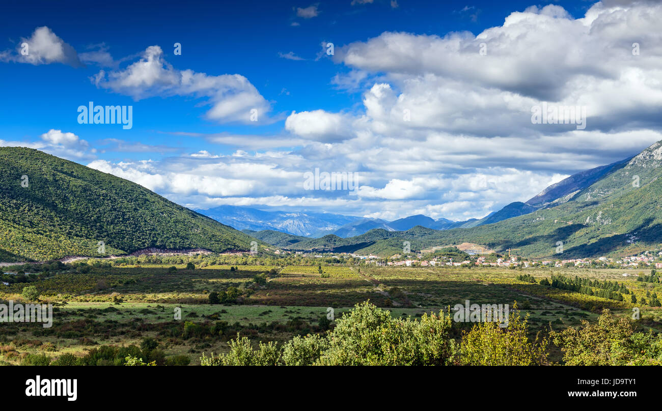 Paesaggio del Montenegro. Cielo blu e nuvole bianche in montagna Foto Stock