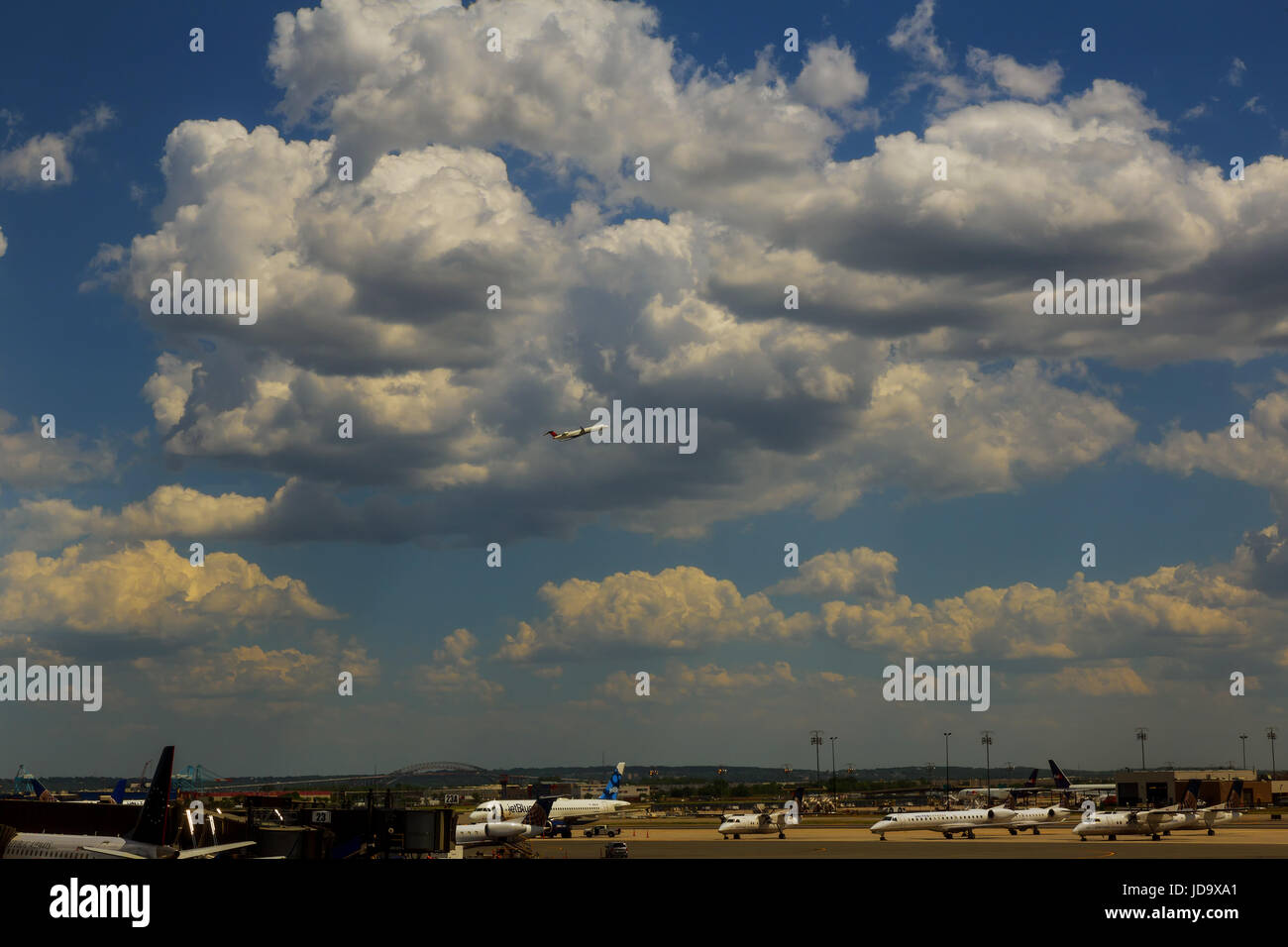 NEWARK, NJ - GIUGNO 07.17: Terminal A dell'Aeroporto Internazionale Liberty di Newark in New Jersey per aeromobili di Continental e JetBlue Foto Stock