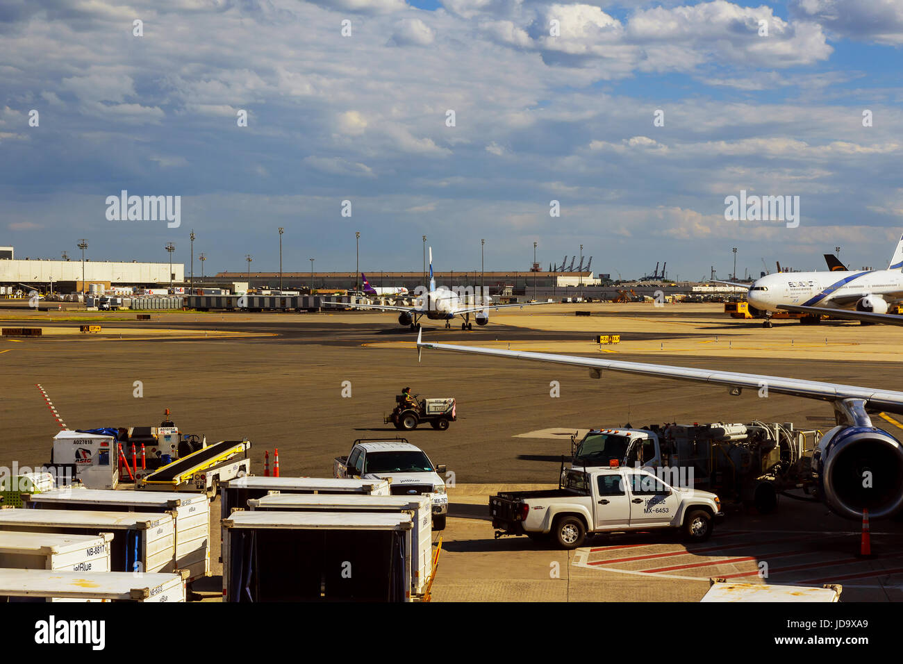 NEWARK, NJ - GIUGNO 07.17: Terminal A dell'Aeroporto Internazionale Liberty di Newark in New Jersey per aeromobili di Continental e JetBlue Foto Stock