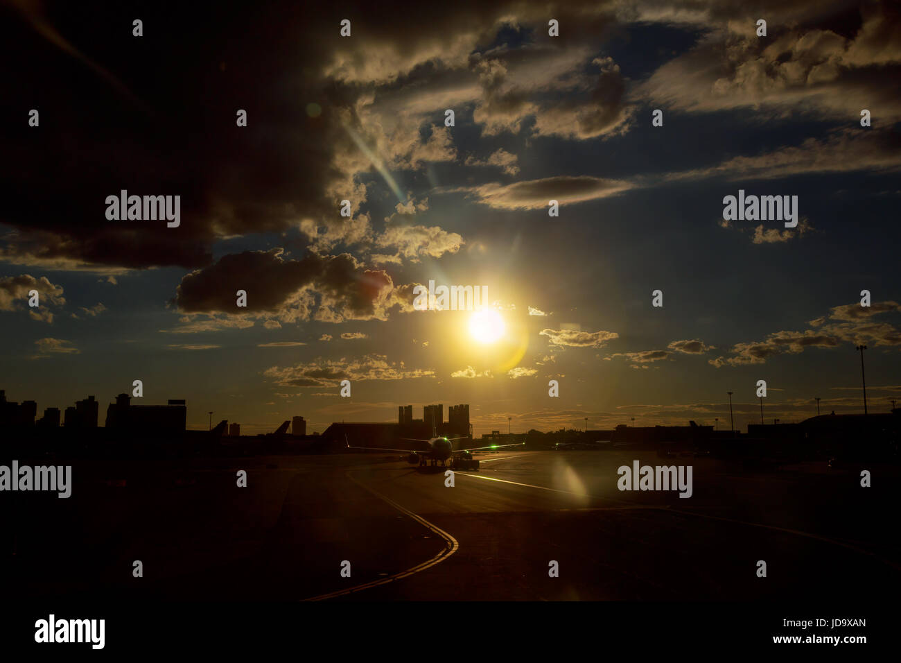 NEWARK, NJ - GIUGNO 07.17: Terminal A dell'Aeroporto Internazionale Liberty di Newark in New Jersey per aeromobili di Continental e JetBlue Foto Stock