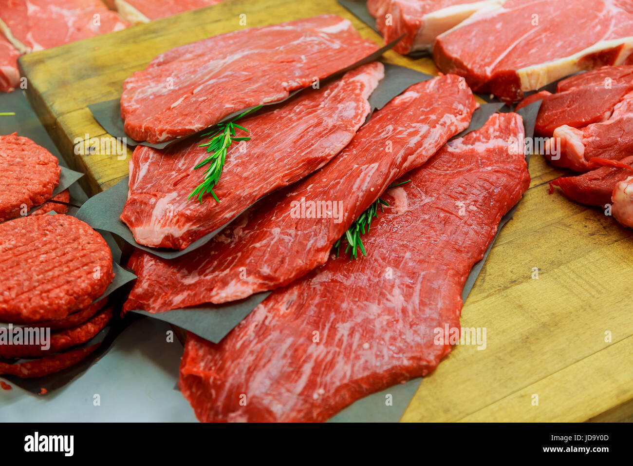 I prodotti a base di carne in piccola macelleria bistecche nei negozi Foto Stock