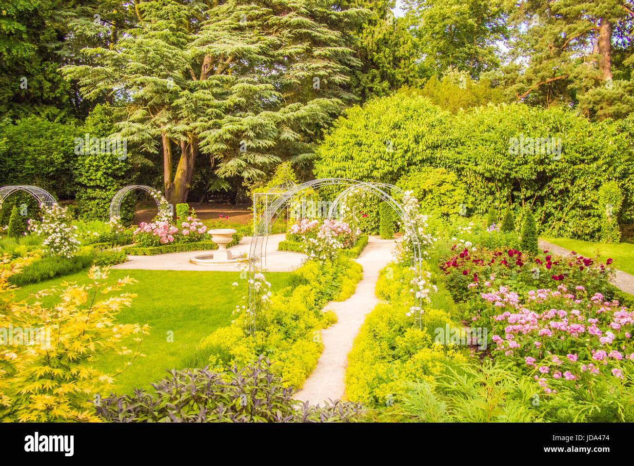 Giardini a Bhaktivedanta Manor (Country house donata da George Harrison a ISKON), vicino a Watford, Hertfordshire, Endland. . Foto Stock