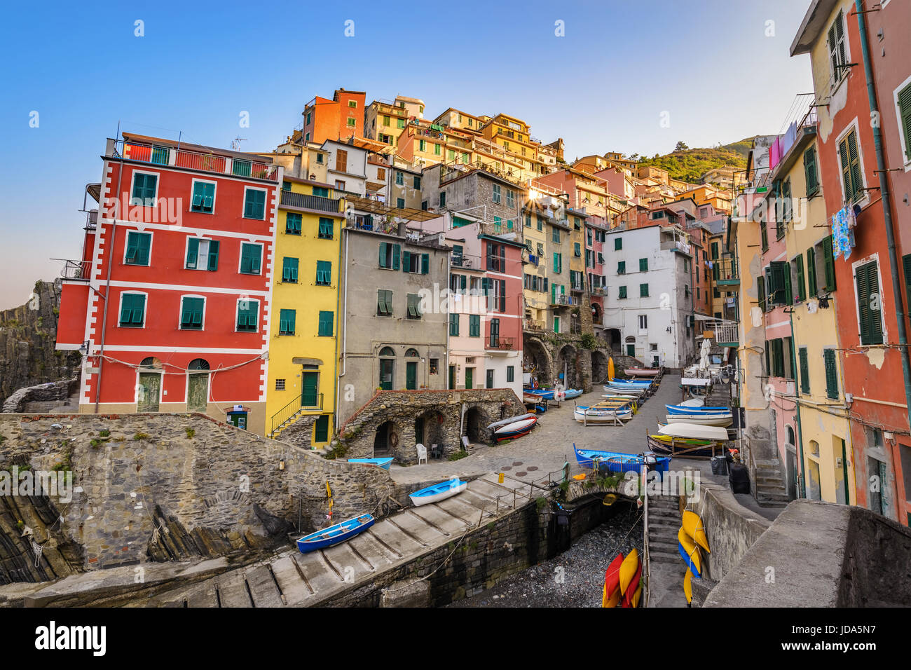 Italia Riviera a variopinto borgo di Riomaggiore, Cinque Terre, Italia Foto Stock