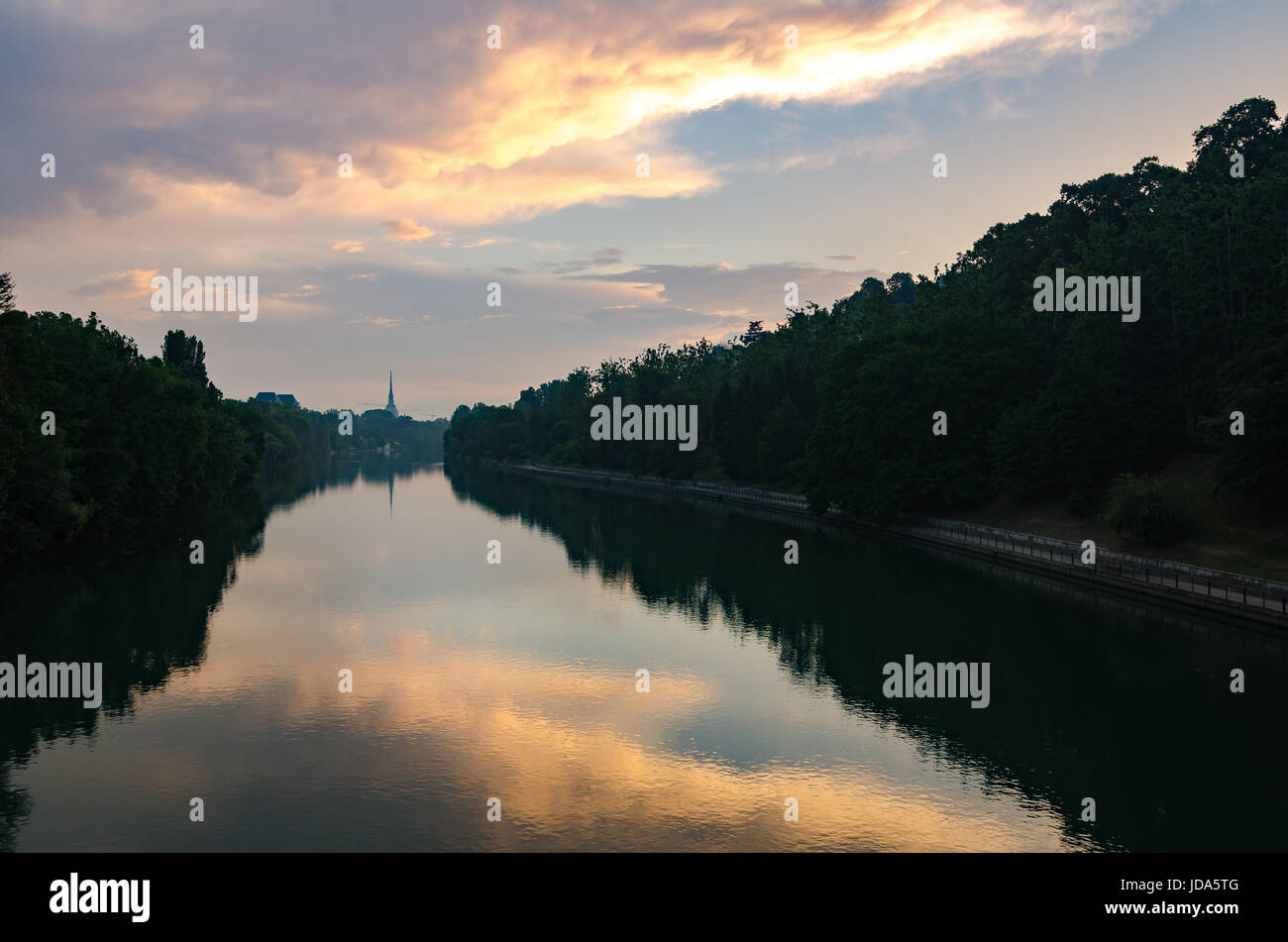 Torino vista panoramica sul fiume Po e la Mole Antonelliana Foto Stock