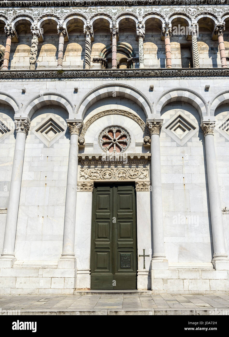 Dettaglio della chiesa di San Michele in Foro a Lucca, Toscana, Italia Foto Stock