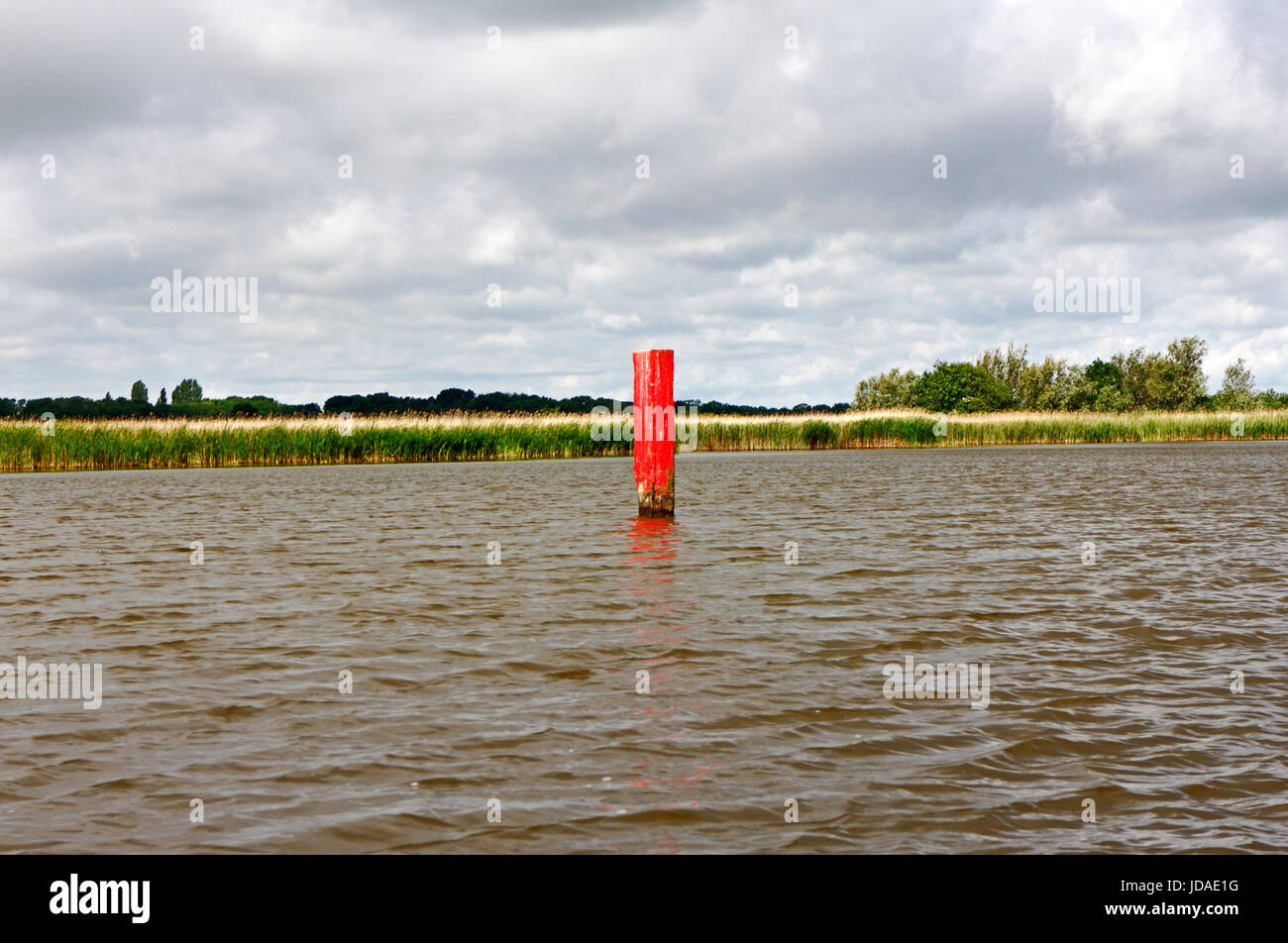 Un canale rosso marcatore post e canneti su hickling ampio su il Parco Nazionale Broads del Norfolk, Inghilterra, Regno Unito. Foto Stock