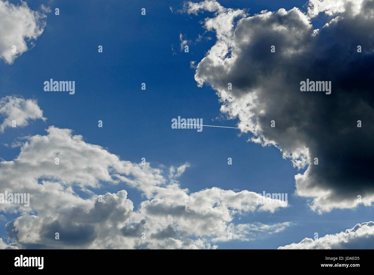 Piano volando attraverso le nuvole di vapore uscente sentieri occidentale (Francia). Foto Stock