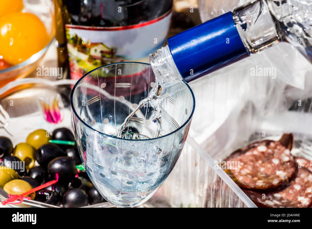 Parte della tabella di festa con cibi e bevande alcoliche closeup Foto Stock