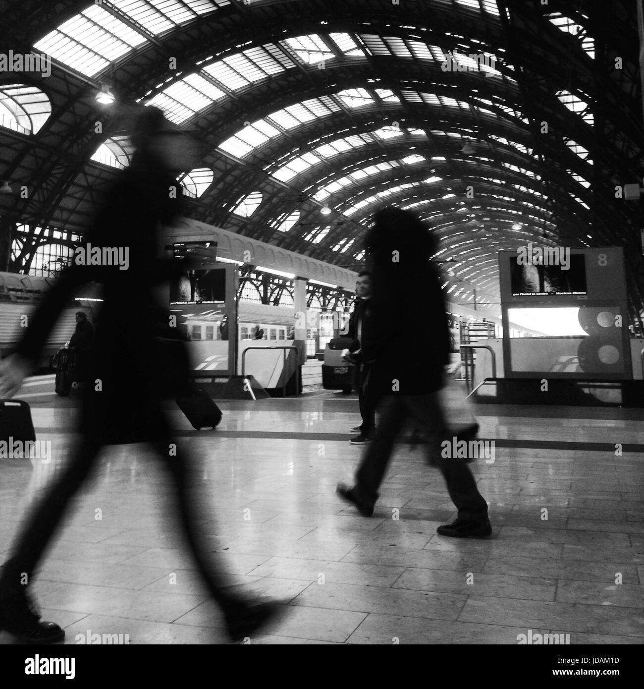 Arrivi e partenze, Stazione Centrale - Milano, Italia © Credito Anna Retico/Sintesi/Alamy Stock Photo Foto Stock