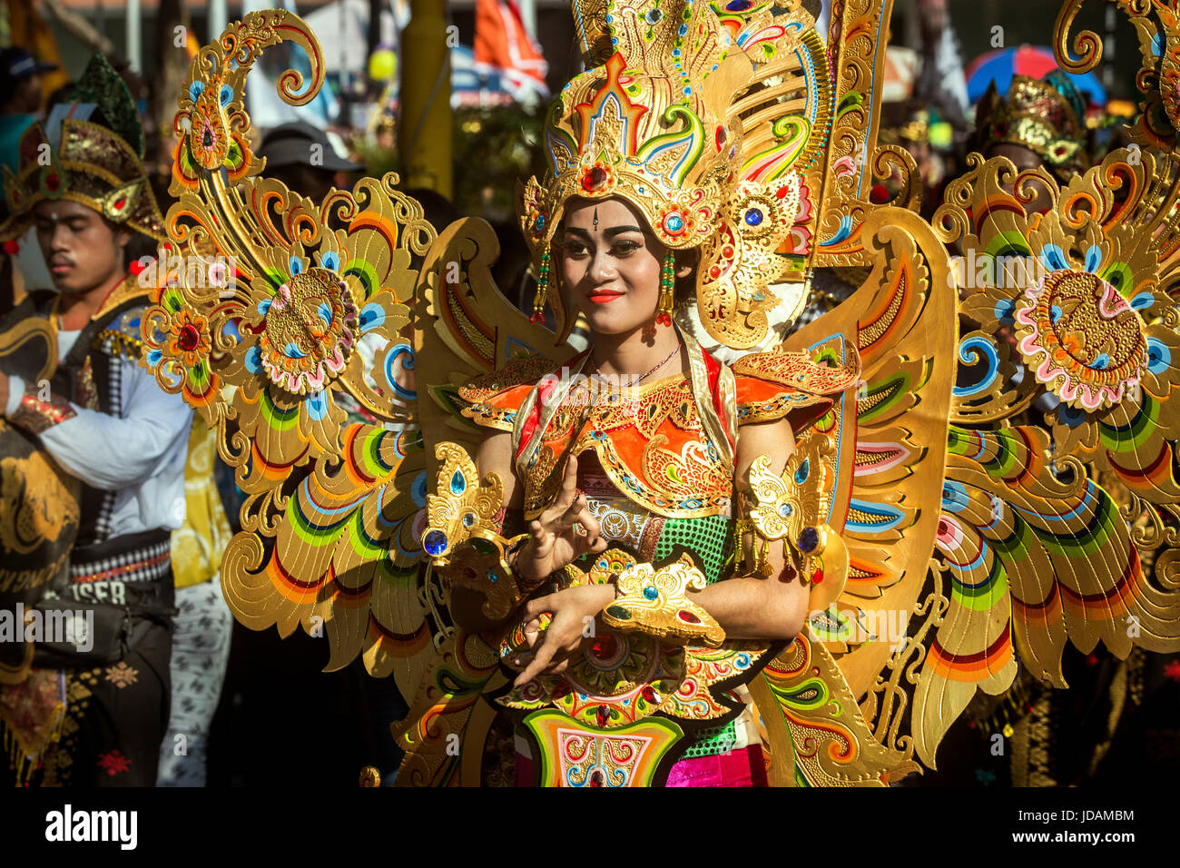 Bella donna balinese vestito in pieno il carnevale regalia per una street parade presso l'apertura di Bali Arts Festival 2017. Incredibile fancy dress costume Foto Stock