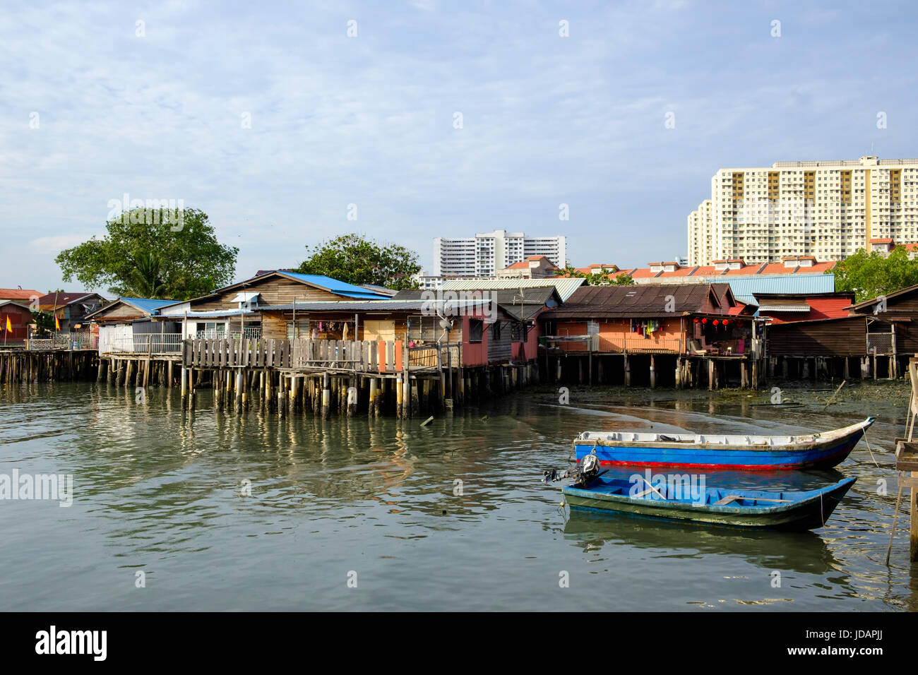 Case su palafitte e barche viste dalla miscela di Molo Clan, uno dei sei Clan cinese sporti di Penang, George Town, Pulau Pinang, Malaysia. Foto Stock