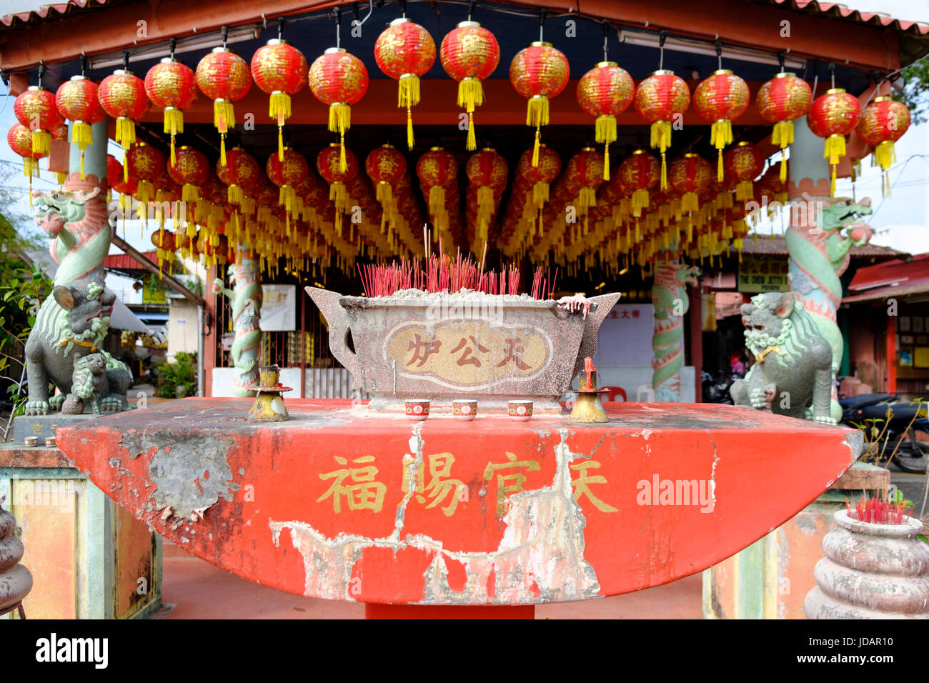 Lanterne rosse, censurare e bastoncini di incenso su di un tempio altare a masticare Jetty, uno dei sei Clan cinese sporti di Penang, Pulau Pinang, Malaysia. Foto Stock