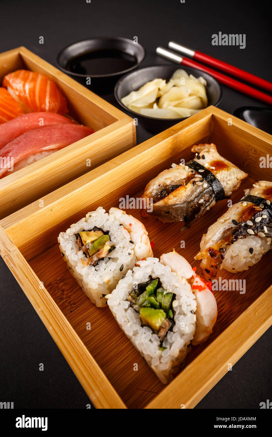 Rotoli di sushi composizione, sushi servita con decapati zenzero, wasabi e salsa di soia Foto Stock