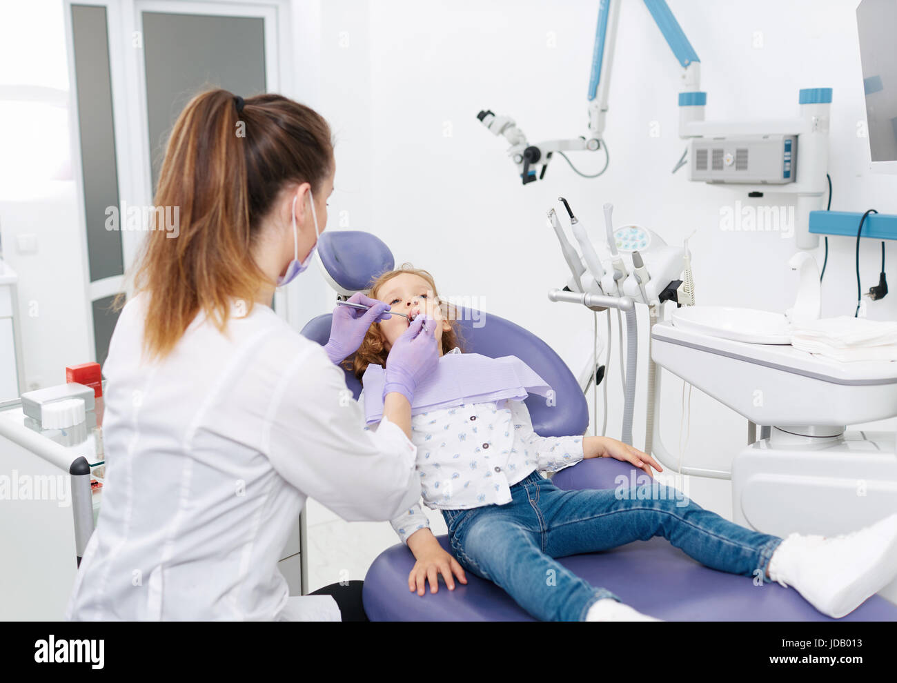 Dentista pediatrico con paziente Foto Stock
