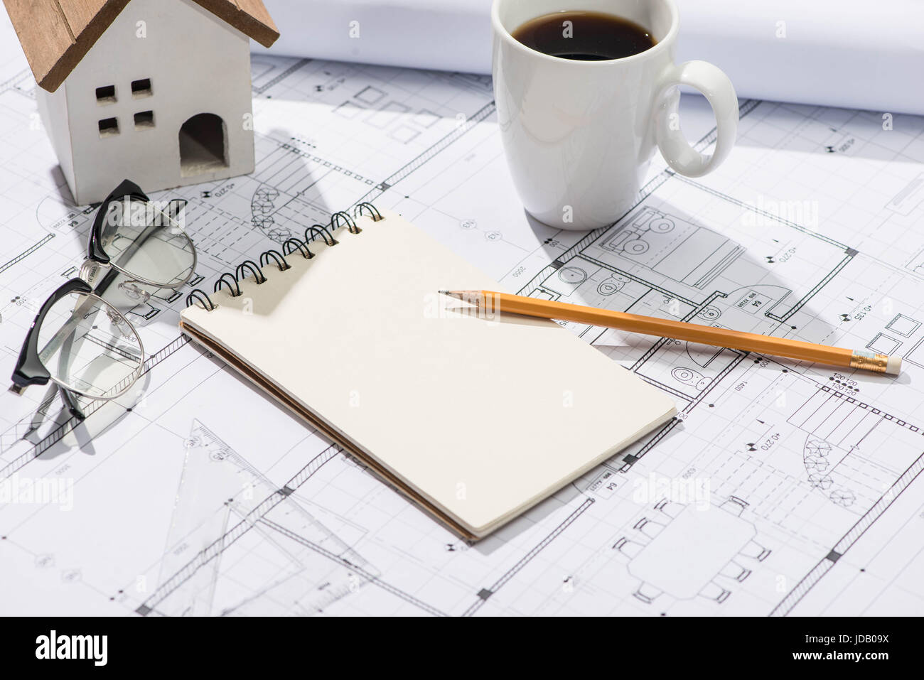 I progetti di costruzione. Pianificazione. Aprire blueprint con una matita e notebook. Foto Stock