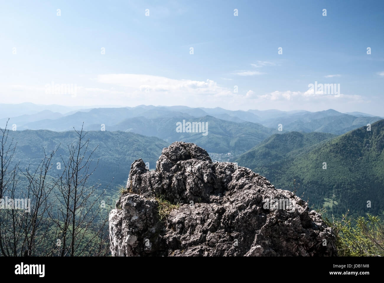 Panorama della molla Velka Fatra mountain range con molte colline e villaggio lubochna da sip zadny collina vicino kralovany nella regione di Orava in Slovacchia Foto Stock