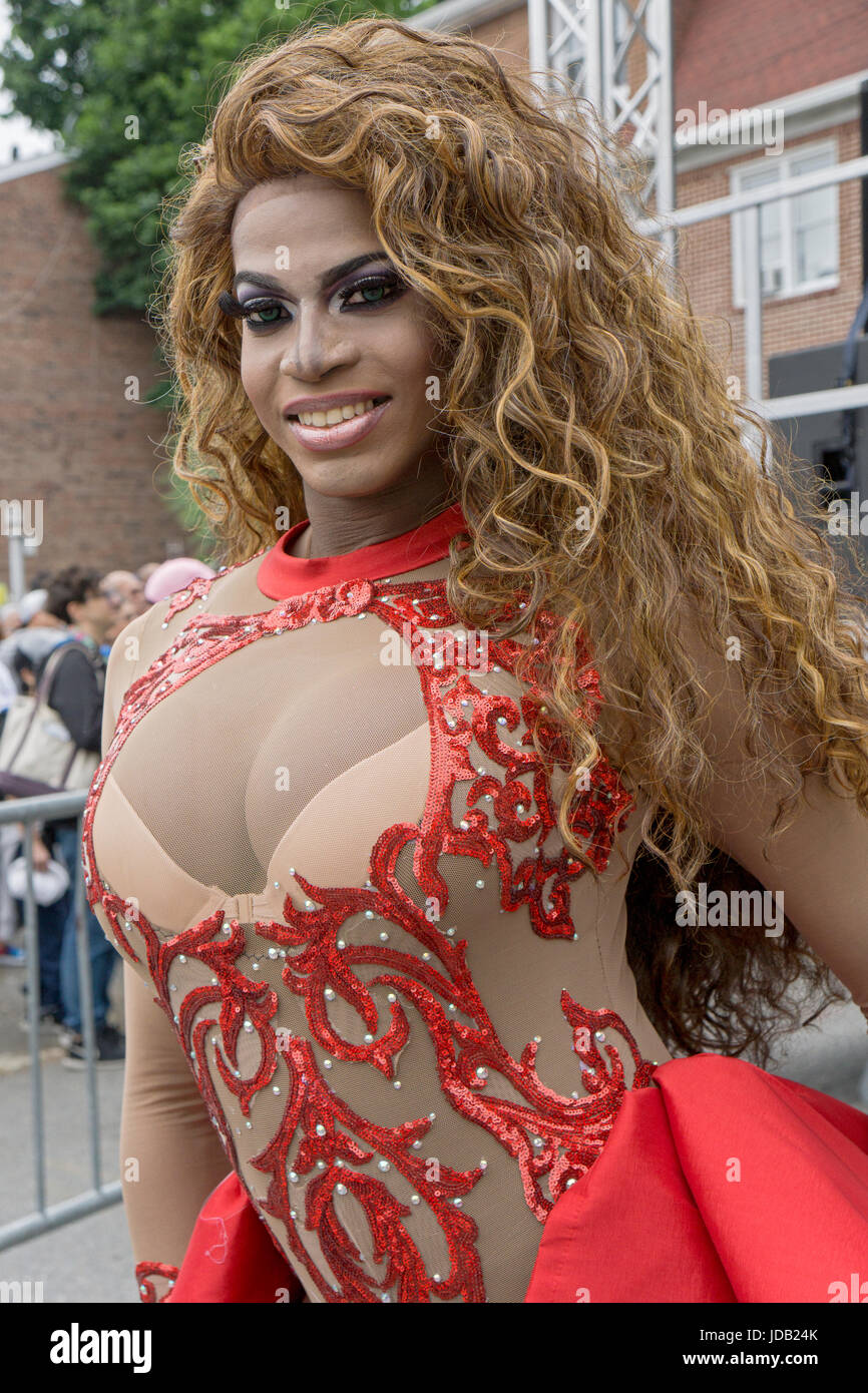Una donna trans al 2017 Gay Pride Parade di Jackson Heights, Queens, a New York City. Foto Stock