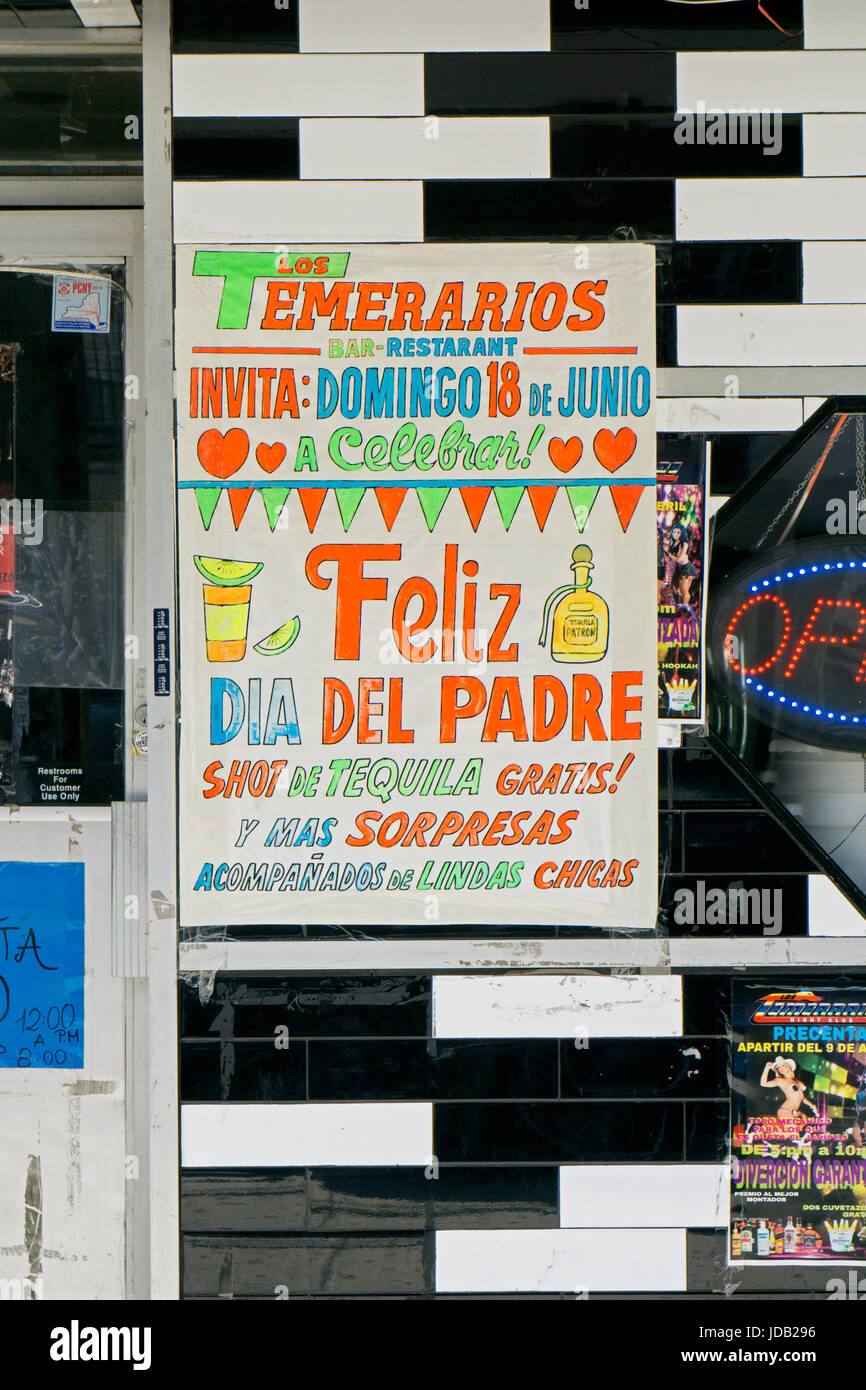 Un segno di spagnolo sulla finestra del Los Temerarios Bar ristorante invitante padre celebranti giorno e offre bevande gratuite e sorprese. Nel Queens, a New York. Foto Stock