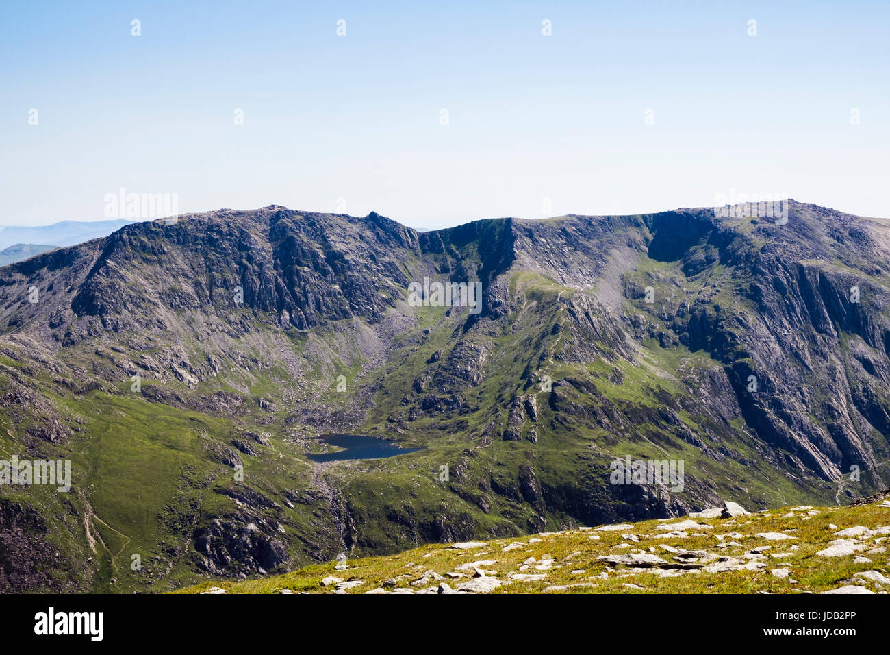 Vista di Llyn Bochlwyd, Glyder Fach e Y Gribin ridge con Glyder Fawr sopra lastre Idwal visto dalla penna yr Ole Wen nel Parco Nazionale di Snowdonia Wales UK Foto Stock