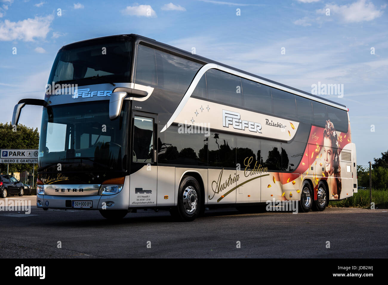 Moderni bus turistico marca Setra da Austria parcheggiato in un parcheggio gratuito Foto Stock
