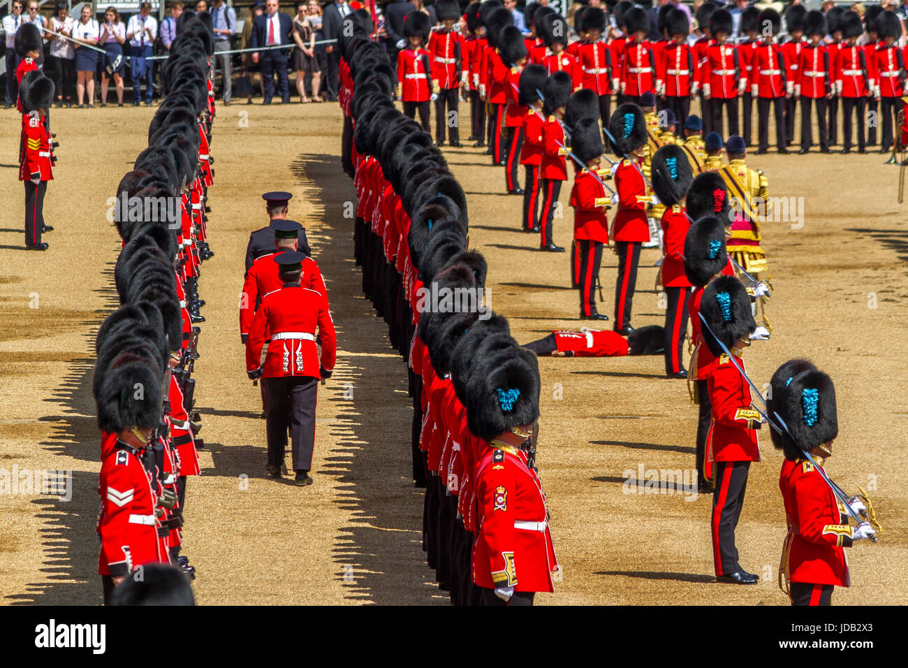 Un soldato scompare in condizioni di caldo estremo e viene salvato dai portatori di barella alla Queens Birthday Parade, Trooping the Colour, Horse Guards London, Regno Unito Foto Stock