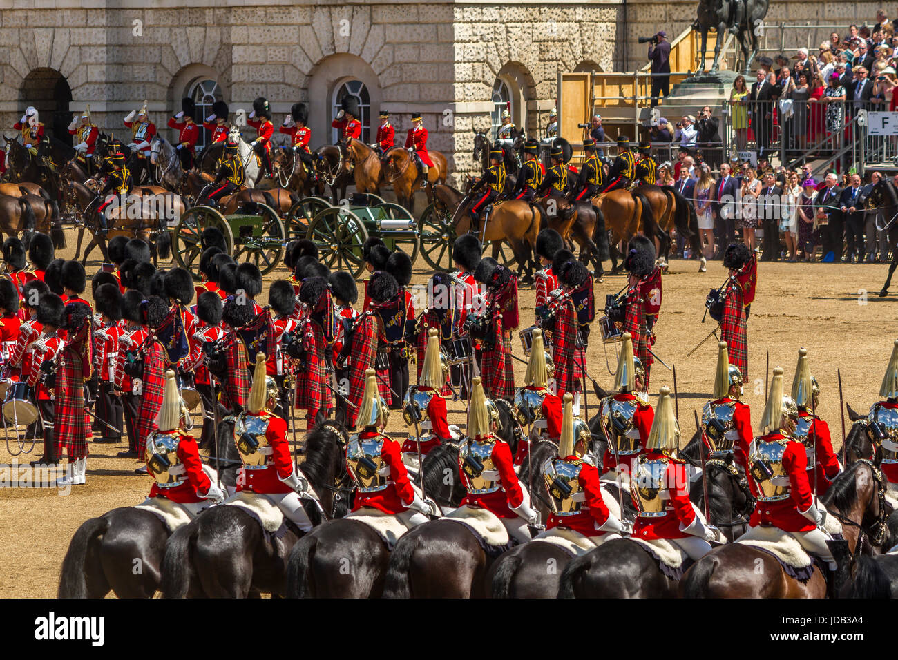 Life Guards, Pipers e il re truppa Royal Horse Artillery a Horse Guards Parade durante Trooping The Color, Londra, Regno Unito, 2017 Foto Stock