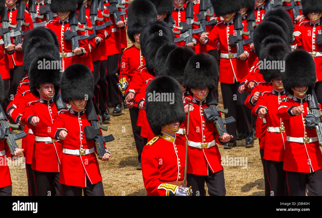 Soldiers of the Scots Guards marciare in formazione a Trooping the Color o Queens Birthday Parade at Horse Guards, Londra, UK , 2017 Foto Stock