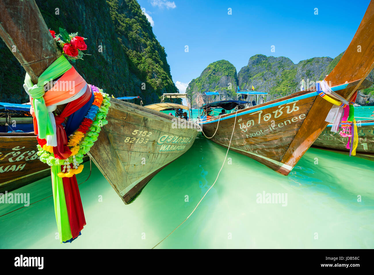 KRABI, Tailandia - 12 novembre 2014: tradizionale Thai longtail barche decorate con buona fortuna bow infissi galleggiante in primo piano Foto Stock