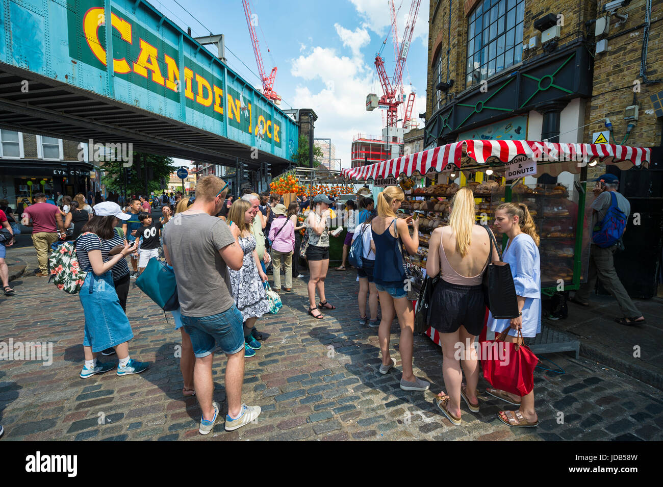 Londra - Giugno 18, 2017: la gente ad esplorare la vivace Camden Market area di Londra sulla soleggiata giornata estiva. Foto Stock