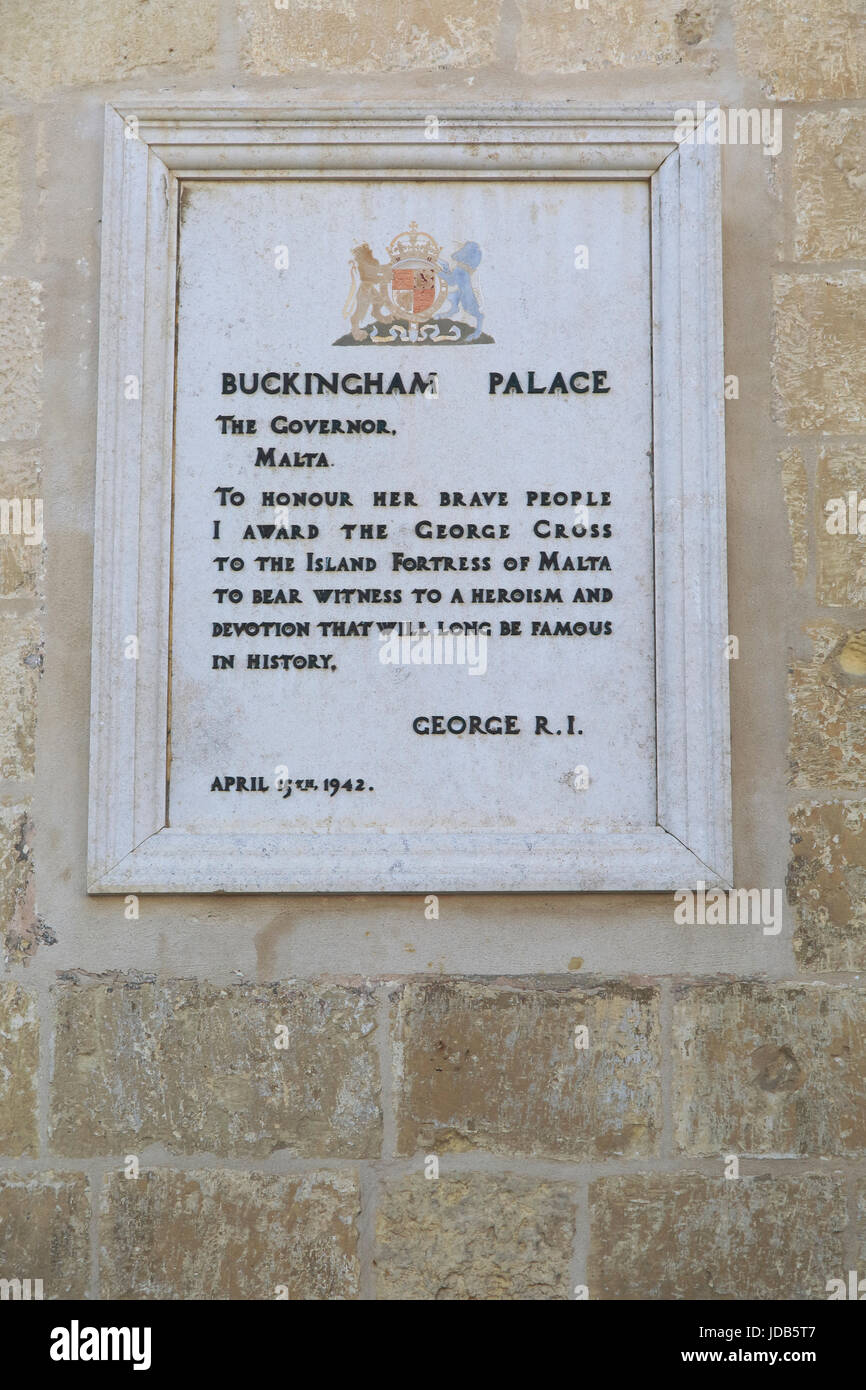 La Croce di San Giorgio award commemorazione lapide in St George Square, Valletta, Malta Foto Stock