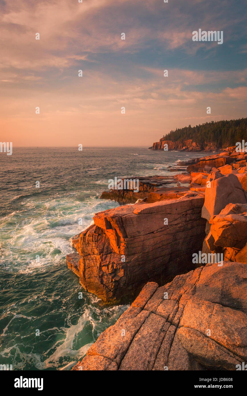 I fotografi sono disegnati per il colore rosso del granito disseminato di massi lungo il bordo orientale del Parco Nazionale di Acadia nel Maine. Foto Stock