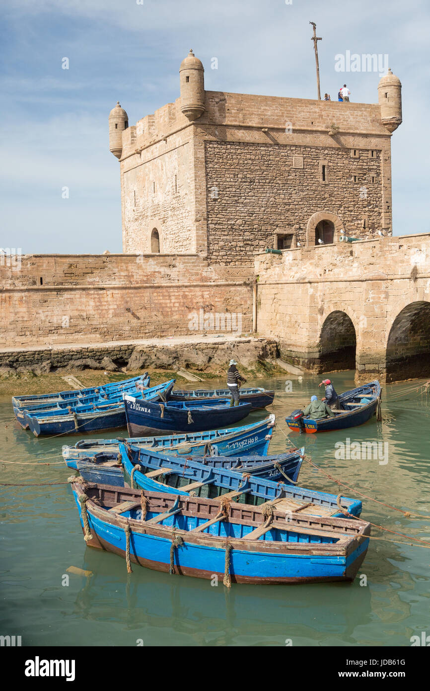 Dipinto di blu barche appartenenti al pescatore giacciono all'interno del vecchio porto di Essaouira, Marocco Foto Stock