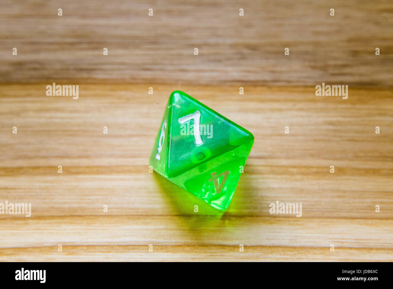 Un bellissimo vincere la riproduzione di dadi lanciati su un lato sul tavolo di legno Foto Stock