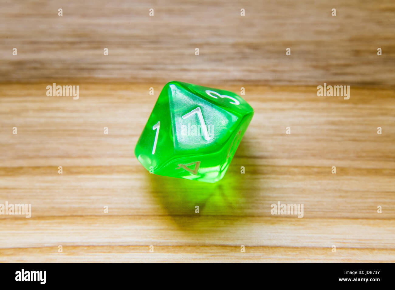 Un bellissimo vincere la riproduzione di dadi lanciati su un lato sul tavolo di legno Foto Stock