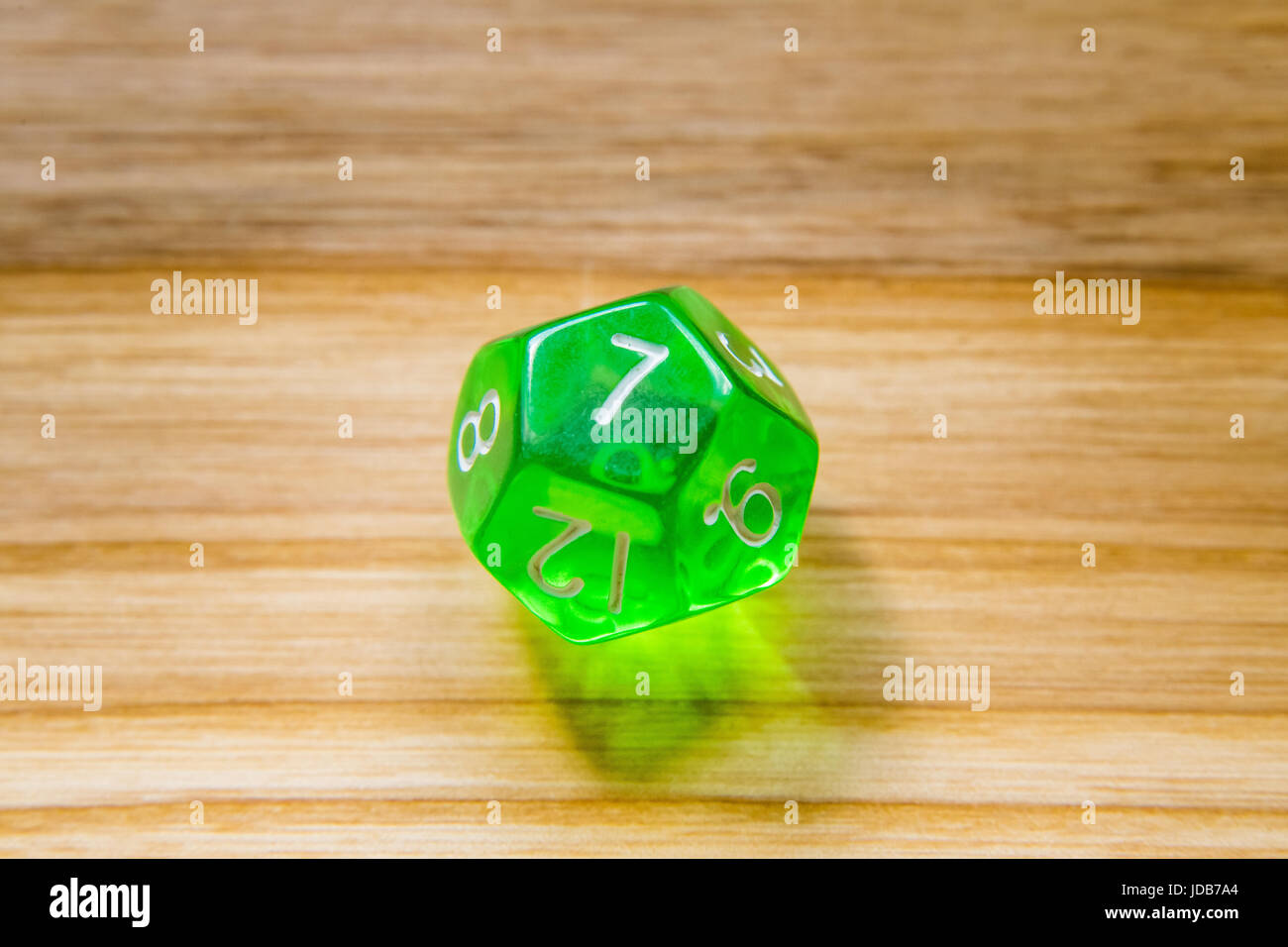 Un bellissimo vincere la riproduzione di dadi lanciati su un lato sul tavolo di legno Foto Stock