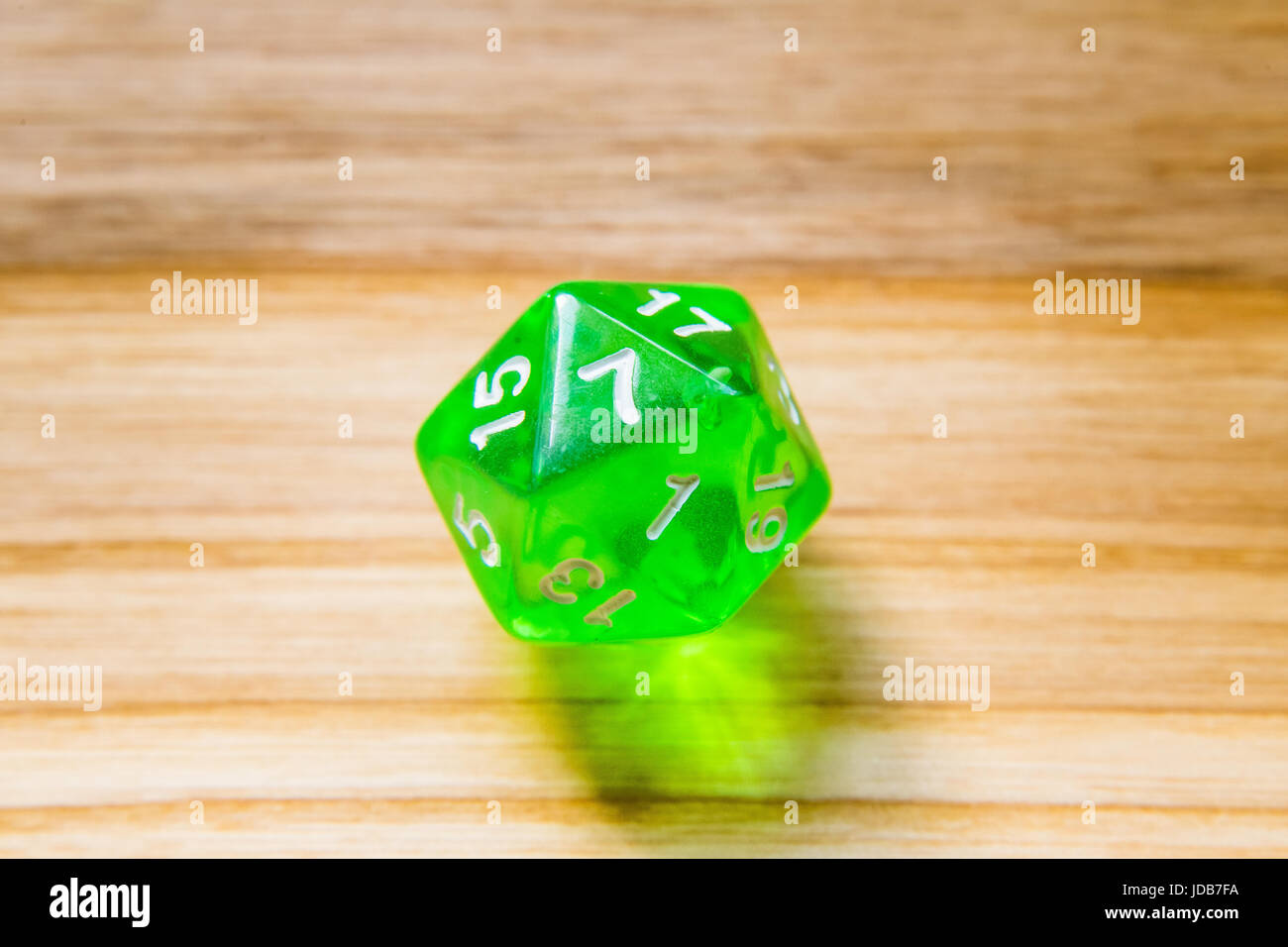 Un bellissimo vincere la riproduzione di dadi lanciati su un lato sul tavolo di legno Foto Stock