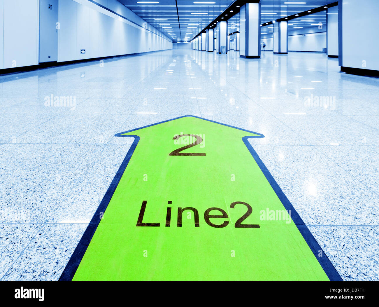 Segno direzionale nella metropolitana vicino alla porta gate. Foto Stock