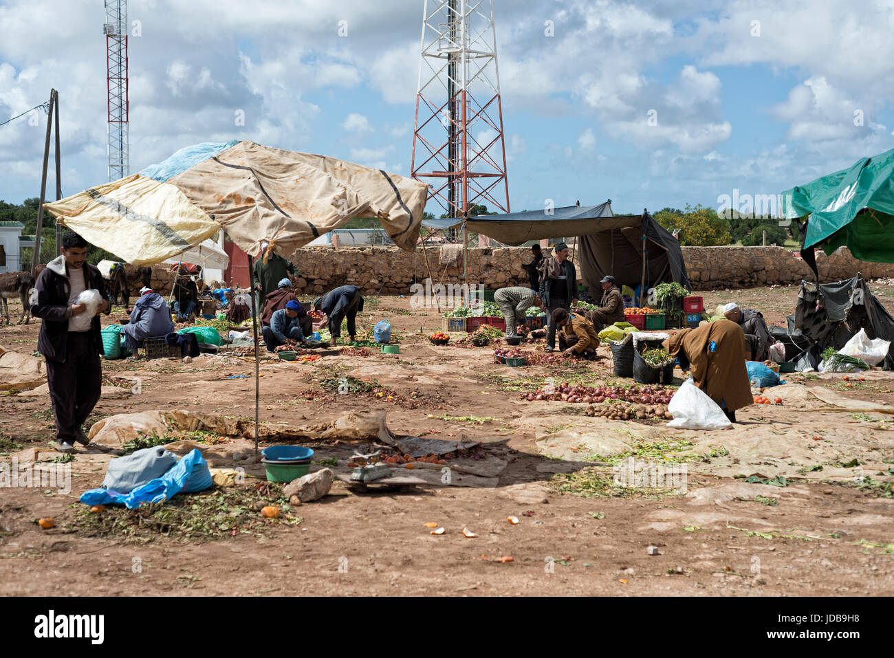 La gente in una campagna tradizional mercato in Marocco Foto Stock