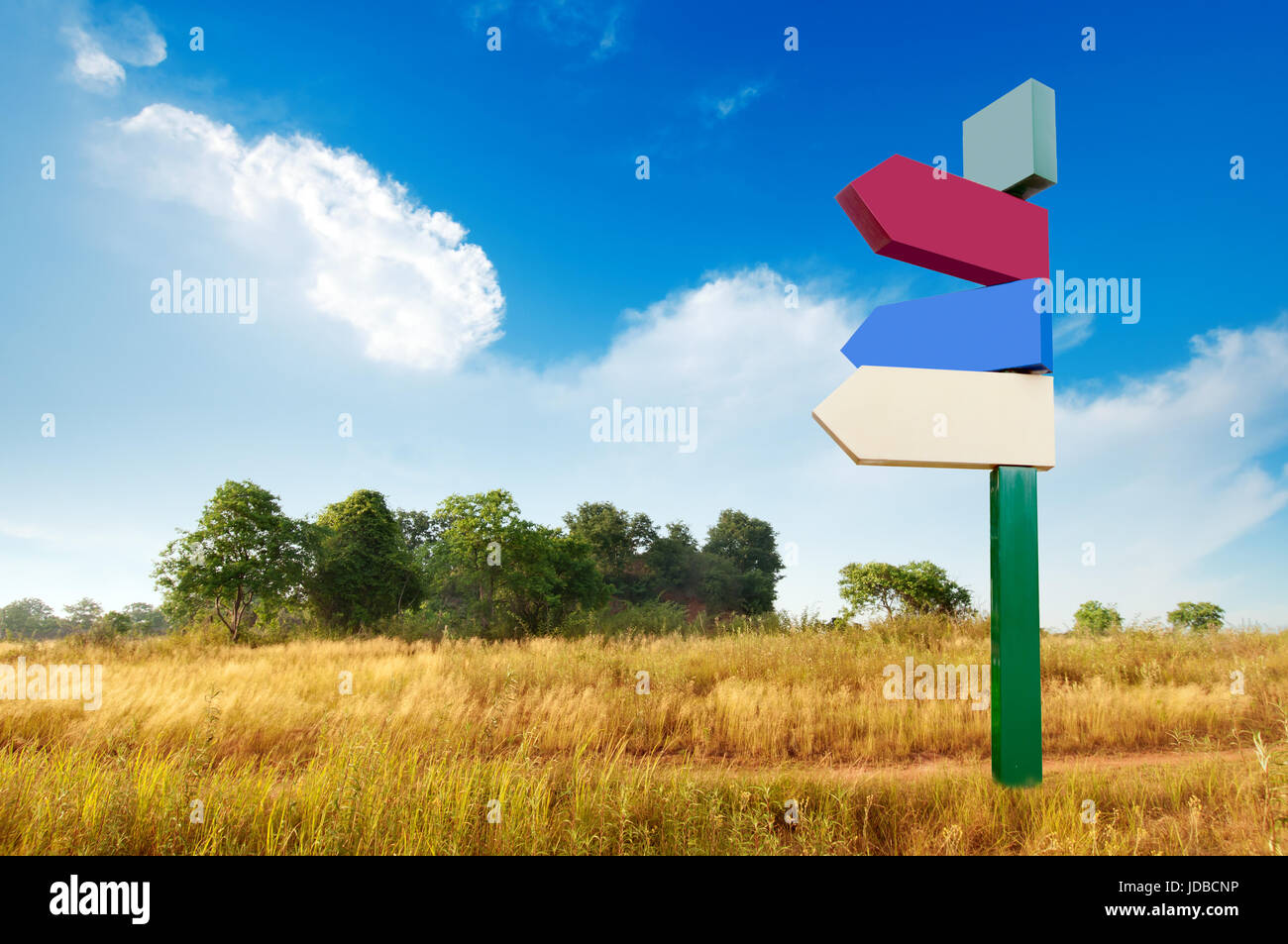 Deserto vuoto, vuoto segni nel cielo blu. Foto Stock