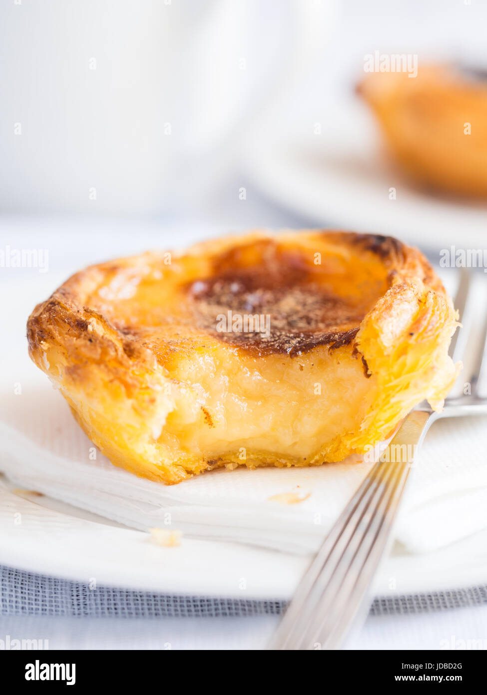 Cucina portoghese: Pastel de nata, un tradizionale crema pasticcera tart pasticceria, vicino. Foto Stock