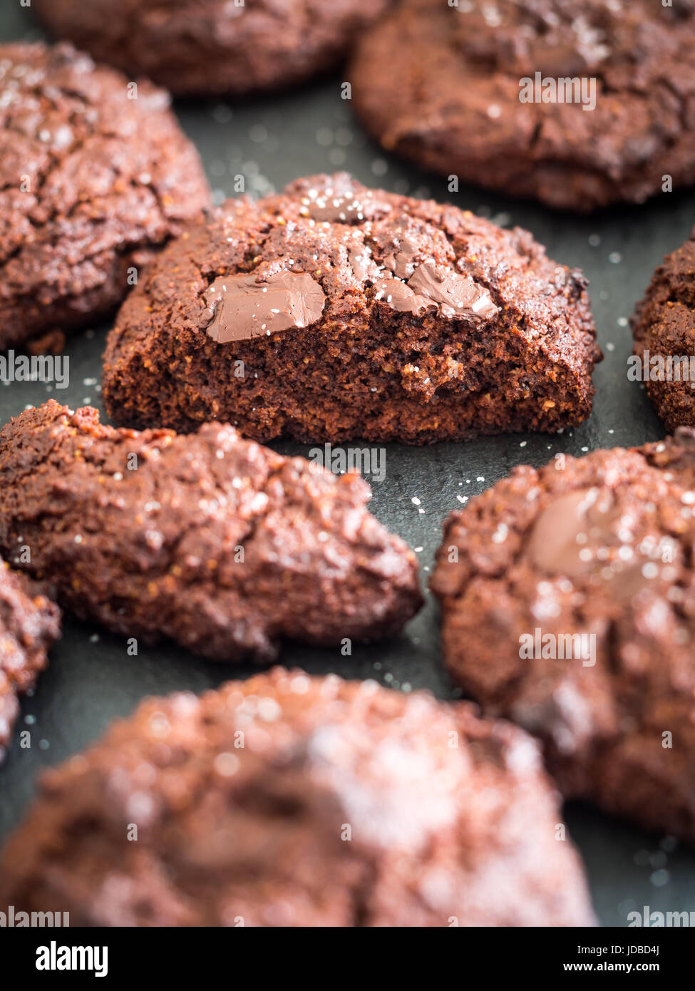 Libero di grano (senza glutine) doppia biscotti al cioccolato spolverati con sale, vicino. Foto Stock