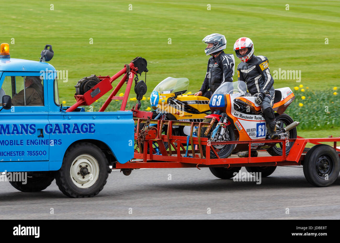 1977 e 1981 Yamaha TZ350G di Ian a pettine e Gordon Russell sono trailered torna ai box dopo il Hailwood Trophy gara a Goodwood GRRC 75MM, UK. Foto Stock