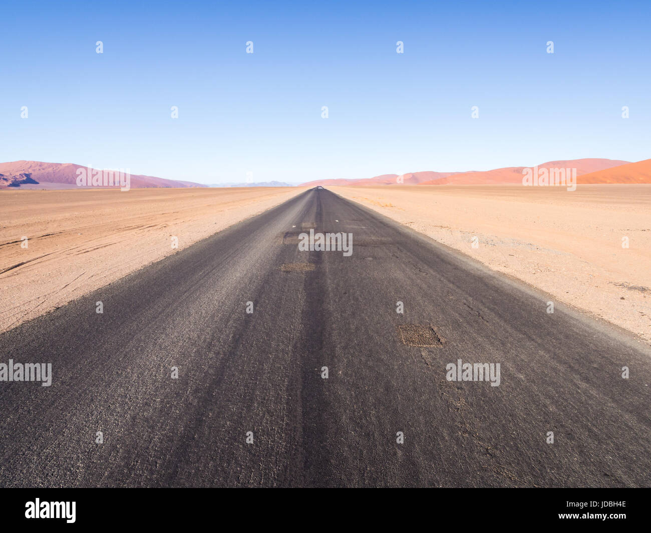 Strada in Namib-Naukluft National Park in Namibia, Africa. Foto Stock