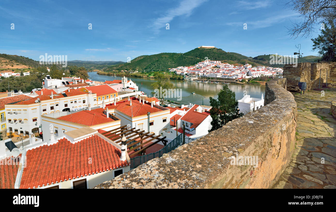 Vista dal castello di Alcoutim al limite fiume Guadiana e spagnolo Sanlucar del Guadiana Foto Stock