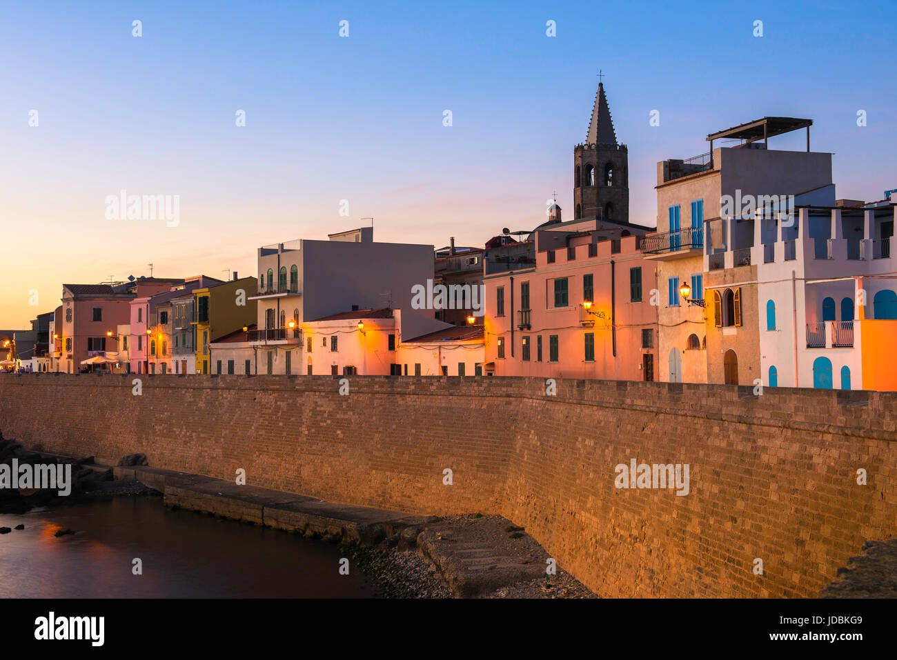 Alghero Sardegna città vecchia, una vista lungo la storica parete del mare di Alghero in una serata estiva, Sardegna settentrionale. Foto Stock